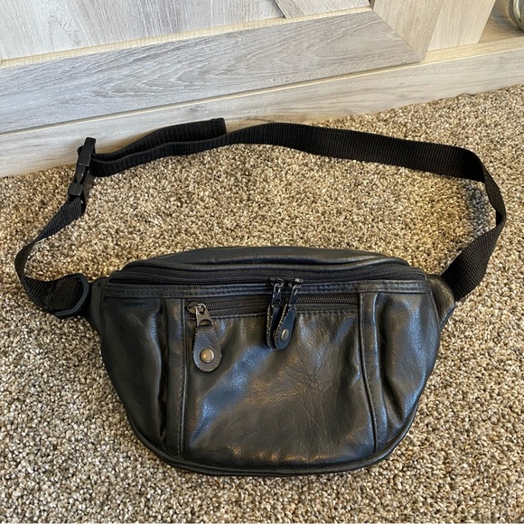 Ladies PVC Faux Leather Waistpack Fannypack Belt Bag - Picture 4 of 8